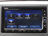 Bluetooth接続に対応し、スマートフォンと連携してハンズフリー通話や音楽再生が可能。快適かつスムーズなドライブをサポートします。