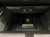 スマートフォンを置いたまま充電出来るワイヤレス充電器付きです!