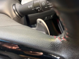 【パドルシフト】ハンドルから手を離さずに素早くシフトアップ&ダウンができるので、エンジンブレーキを使う下り坂や高速道路の合流で加速したい場面で役立ちます。