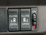 【両側パワースライドドア】スマートキーや運転席のスイッチで後席両側スライドドアの開閉が可能♪電動だから力を入れてドアを開ける必要が無く、小さなお子様でも簡単に開け閉めでき快適です♪