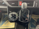 オートエアコン♪お好みの温度に設定するだけで車内を快適空間にしてくれますよ♪