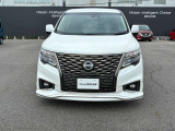日産のブランドを象徴するVモーショングリルです。
