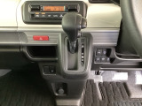 足元スッキリ、インパネシフトです。パーキングブレーキはフットブレーキタイプなので、運転席と助手席の間がスッキリしています。