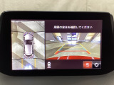狭い場所での駐車やすれ違いなどでより的確な運転操作に役立つ360&deg;ビューモニターが装備されています。