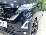 【LEDヘッドライト】悪天候や夜間走行時も良好な視界を確保し安心して運転できる高輝度LEDヘッドライトを装備!点灯速度が早く、消費電力も抑えられています。