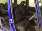 女性でも運転がしやすいように、シートの高さ調整機能(シートリフター)がついています。運転席と助手席の間が空いている為、助手席側への移動がスムーズです。交通量の多い道でも助手席側から乗り降りができます。