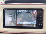 【パノラミックビューモニター】クルマを真上から見下ろした視点で駐車をサポートします。クルマの斜め後ろや真横など、いち早く障害物に気が付くことができます。