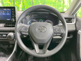 インテリアに合わせたデザインのステアリングは、運転される方のことも考え、運転しやすい形状、大きさです。是非一度、実際に触ってお確かめください。