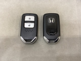 スマートキーを装備しています。鍵を差し込むことなくドアロックの開け閉めと、スタートボタン操作でのエンジンスタートができます。スペアキーも同じものを用意しております。