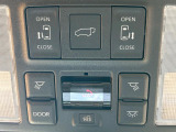 【パワーバックドア】スマートキーや運転席のボタンを押すだけでリアゲートが自動で開閉します!荷物を持っている時や、高い位置にあるバックドアを閉める際に便利な機能です♪