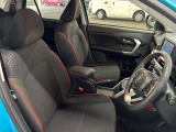 運転席の画像です。足元やシートまわりに余裕があり、リラックスした姿勢で運転が可能です。視界も良好で操作系へのアクセスもしやすく、快適で安心感のあるドライブをサポートします。