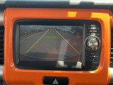 【バックモニター】後方の障害物や歩行者を確認できるバックモニター。狭い駐車場や混雑した場所でも安心して車を操作できます。