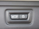 電動リアゲート装備です。バンパー下でのキックスイッチも装備されております。