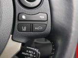 車間距離を保ちながら追従走行するレーダークルーズコントロール(全車速追従機能付)装備。ミリ波レーダーと単眼カメラで先行車を認識し、設定した車間距離を保ちながら追従走行を支援します。
