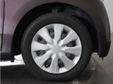 ◆純正ホイール装着車◆シンプルなデザインのホイールキャップ付きです。