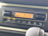 【オートエアコン】一度お好みの温度に設定すれば、車内の温度を検知し風量や温度を自動で調整。暑い&hellip;寒い&hellip;と何度もスイッチ操作をする必要はありません。快適な車内空間には必須の機能ですね♪