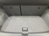 ●すっきりとした見た目のスクエア形状のラゲッジスペースです。また荷物が多い時、急なお買いものの際にもリヤシートを倒していただくことにより十分なスペースを確保できます。