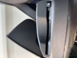 自動防眩機能を備えたルームミラー。ETC車載器を搭載しておりスタイリッシュかつ機能性を兼ね備えております。