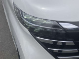 最新式はLEDヘッドランプですね。瞬時に明るい光が夜間の運転をグッと楽にしてくれますよ。