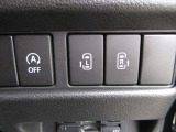 両側電動スライドドアのスイッチがあります。運転席に座ったままスライドドアの操作ができます。