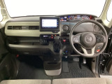 車内は光触媒抗菌消臭施工済です。インパネ周りはスタイリッシュなデザインで機能や装備も充実しています。グローブボックスやカップホルダーのほかにトレーなどたくさんの収納スペースが付いています。