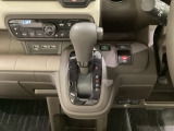 CVT車のセレクトレバーです。低速から高速まで、変速ショックのないスムーズな走りと、エンジン効率のよい領域を維持して燃費にも貢献します。サイドブレーキはスイッチ操作の電子制御パーキングブレーキです。