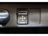USB充電器や様々な電気製品の電源供給ポートとしてアクセサリーソケットを装備しています。通信/給電用USBも備えています。