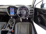 革巻きステアリングで快適な操作性の運転席です。