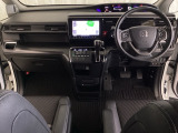 車内は光触媒抗菌消臭施工済です。スタイリッシュなデザインでスポーティなインパネ周りを演出します。グローブボックスやカップホルダーのほかにトレーなどたくさんの収納スペースが付いています。