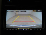 ■リヤビューカメラの映像です。ステアリング連動ガイドラインが、後退時の予想進路を表示し、運転のサポートを致します。