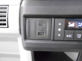 【USBポート】USBポートも装備されています、スマートフォンの充電やオーディオに連携も可能です、今や欠かせない装備の一つです!