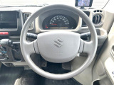 インテリアに合わせたデザインのステアリングは、運転される方のことも考え、運転しやすい形状、大きさです。是非一度、実際に触ってお確かめください。