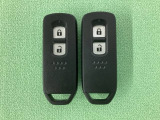 スマートキーを装備しています。鍵を差し込むことなくドアロックの開け閉めと、スタートボタン操作でのエンジンスタートができます。スペアキーも同じものを用意しております。