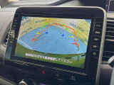 【バックカメラ】駐車時に後方がリアルタイム映像で確認できます。大型商業施設や立体駐車場での駐車時や、夜間のバック時に大活躍!運転スキルに関わらず、今や必須となった装備のひとつです!