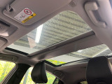 【ガラスルーフ】ガラスルーフ搭載で車内の解放感が一気にアップ!開放的なドライブをお楽しみいただけます。