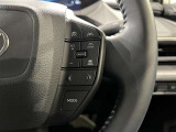 ステアリングスイッチ付きで、運転中に視線を前に向けたまま操作できます。