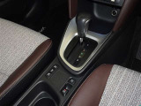 電動パーキングブレーキ・ブレーキホールドを装備してます。ホールド機能は信号待ちが多い一般道で疲労軽減になり、大好評です!