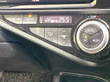 【オートエアコン】一度お好みの温度に設定すれば、車内の温度を検知し風量や温度を自動で調整。暑い&hellip;寒い&hellip;と何度もスイッチ操作をする必要はありません。快適な車内空間には必須の機能ですね♪