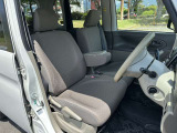運転席も広く女性はもちろん背の高い男性でも窮屈ではないと思います☆