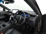 高級感のある美しいインテリアデザインの運転席です。