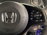 ハンドルにHondaセンシング系のクルーズコントロールやレーンキープアシストなどの操作スイッチが装備されています。ハンドルから手を離さず安全に操作できます。