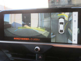 パノラミックビューモニター付きです。車両を上から見たような映像をディスプレイオーディオ画面に表示。運転席からの目視だけでは見にくい、車両周辺の状況をリアルタイムでしっかり確認できます。