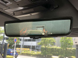 【クリアサイトインテリアリアリヤビューミラー メーカーop価格￥119,000-】荷物などで後方が見えにくい場合でも、ライブ映像で道路や車両を確認できます。特に、後席に人が座っている場合にも役立ちます。