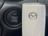 【アドバンストキー】カバンやポケットに入れたままでもドアの施錠・解錠が可能なスマートキーを装備。エンジンのオン・オフ時もカギを取り出す必要が無いからとっても便利です♪