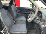 運転席まわりです。実際に座ってみて、乗り心地を体験してみてください,視界も良好です