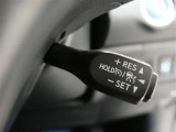 レーダークルーズコントロール機能付きです。走行中に先行車の様子を検知しながら、設定した車速の範囲内で先行車との距離のキープを支援します。詳細は販売店スタッフまでおたずねください。