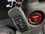 【Hondaスマートキー】カバンやポケットに入れたままでもドアの施錠・解錠が可能なスマートキーを装備。エンジンのオン・オフ時もカギを取り出す必要が無いからとっても便利です♪