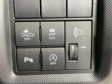 【スマートアシスト】走行中に前方の車両等を認識し、衝突しそうな時は警報とブレーキで衝突回避と被害軽減をアシスト。より安全にドライブをお楽しみいただけます。
