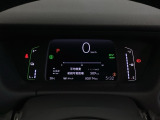 デジタル表示のスピードメーターとタコメーター、燃費やオドメーターなどの表示の他に、ホンダセンシング機能などの表示もできる多機能なマルチインフォメーション・ディスプレイです。