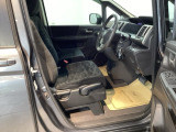 フィット感のあるシート。身体をしっかりと支えてくれるので、長時間の運転も快適にサポートしてくれます。